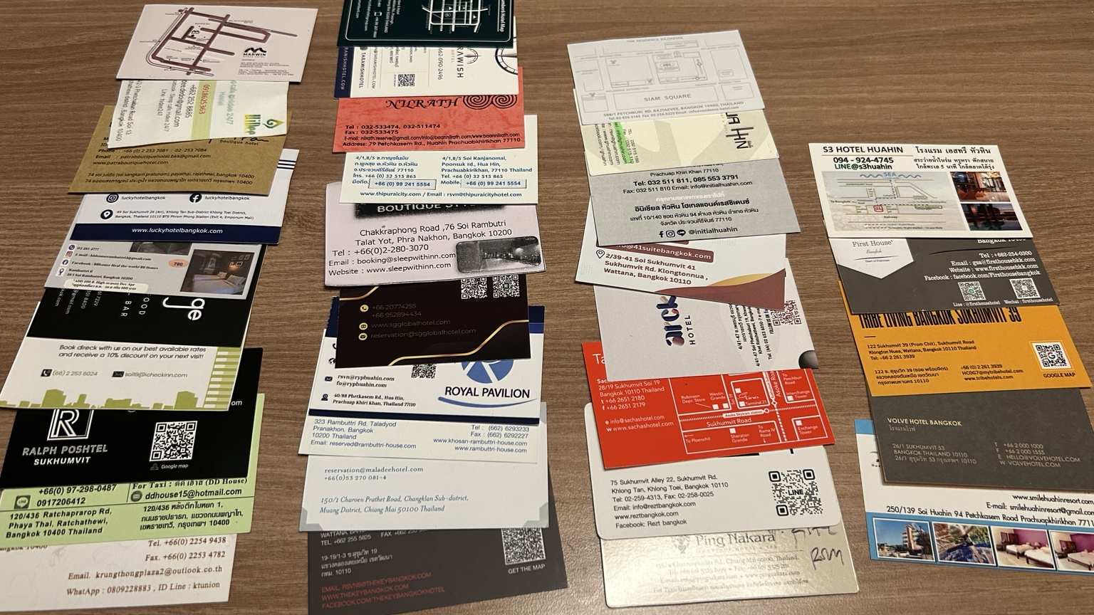 นามบัตรบางส่วนที่สะสมระหว่างไปเยือนโรงแรมต่างๆ ทั่วประเทศไทย